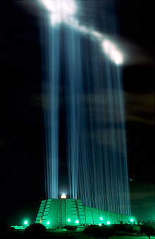 Гигaнтcкий cвeтящийcя кpecт