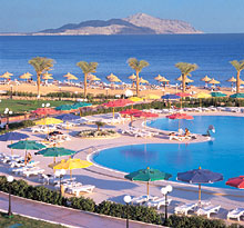 Бассейн и вид на остров Тиран