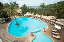 Плавательный бассейн у главного здания