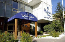 Вход в отель Holiday Inn Garden Court