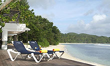 Терраса с шезлонгами