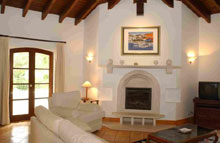 Villa - гостиная с камином