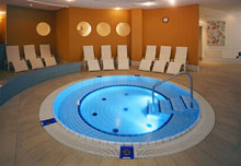 Бассейн с подводным массажем