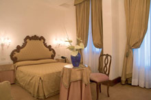 Hotel Monaco & Grand Canal