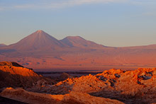 Лунная долина и вулкан Ликанкабур в пустыне Атакама